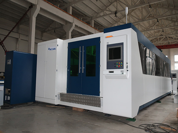 2500w Целосно затворени штракаат Табела Влакна Ласерски лим машина за сечење