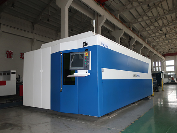 Отворена машина за ласерско сечење од тип 700W со CNC влакна за лим 3015